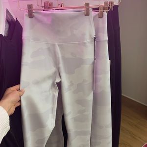Alo high waist vapor legging in white camo